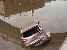 Автомобиль рухнул в реку в центре Москвы
