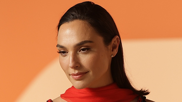 Галь Гадот снялась в прозрачном наряде для глянца