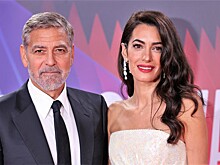 Амаль Клуни в облегающем платье с пайетками на премьере фильма свела с ума собственного мужа