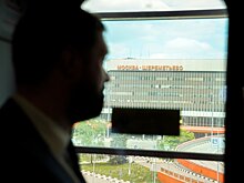 В московском аэропорту незнакомец схватил двухлетнего малыша и швырнул его об пол. Ребёнок в коме
