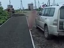 «Огня хочу»: голая женщина песней попросила любви на дороге в Сахалине