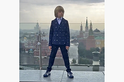 Сын Рудковской станцевал под дождем ради рекламы люксового бутика