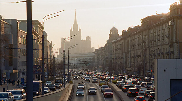 Полицейская машина оторвалась от земли в центре Москвы