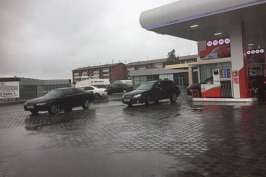 "Молоко" вместо бензина: десятки машин не смогли уехать с автозаправки в Иркутске