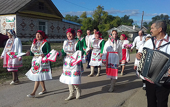 Приехать на фестиваль и жениться. Как марийская культура две пары соединила