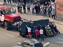 Новосибирцы вместе с МЧС перевернули «Мерседес Гелендваген» после ДТП на Кошурникова