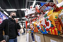 Экономист Тарасова рассказала, когда выгодно покупать новогодние сладкие подарки
