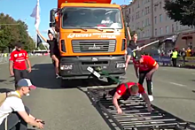 Российский силач сдвинул 30-тонный грузовик