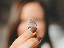 Женщина 30 часов рылась в мусоре в поисках потерянного кольца с бриллиантом