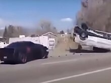 В результате аварии в США спорткар Dodge Challenger Hellcat оказался перевернутым на крышу