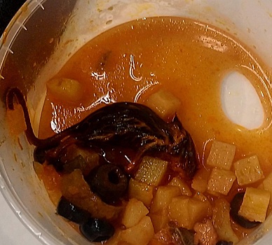 Роспотребнадзор проверит «Спар» на Дьяконова, где продается солянка с мышами