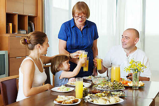 Гастроэнтеролог Ткаченко: питье во время еды мешает пищеварению и вредит здоровью