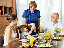 Гастроэнтеролог Ткаченко: питье во время еды мешает пищеварению и вредит здоровью