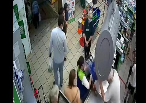 Видео: в Сочи покупатель ударил кассира корзинкой после просьбы надеть маску