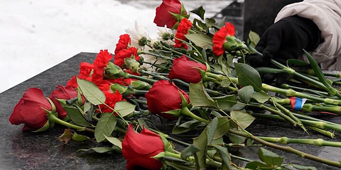 Жители Алматы возложили цветы в память о подвиге ленинградцев