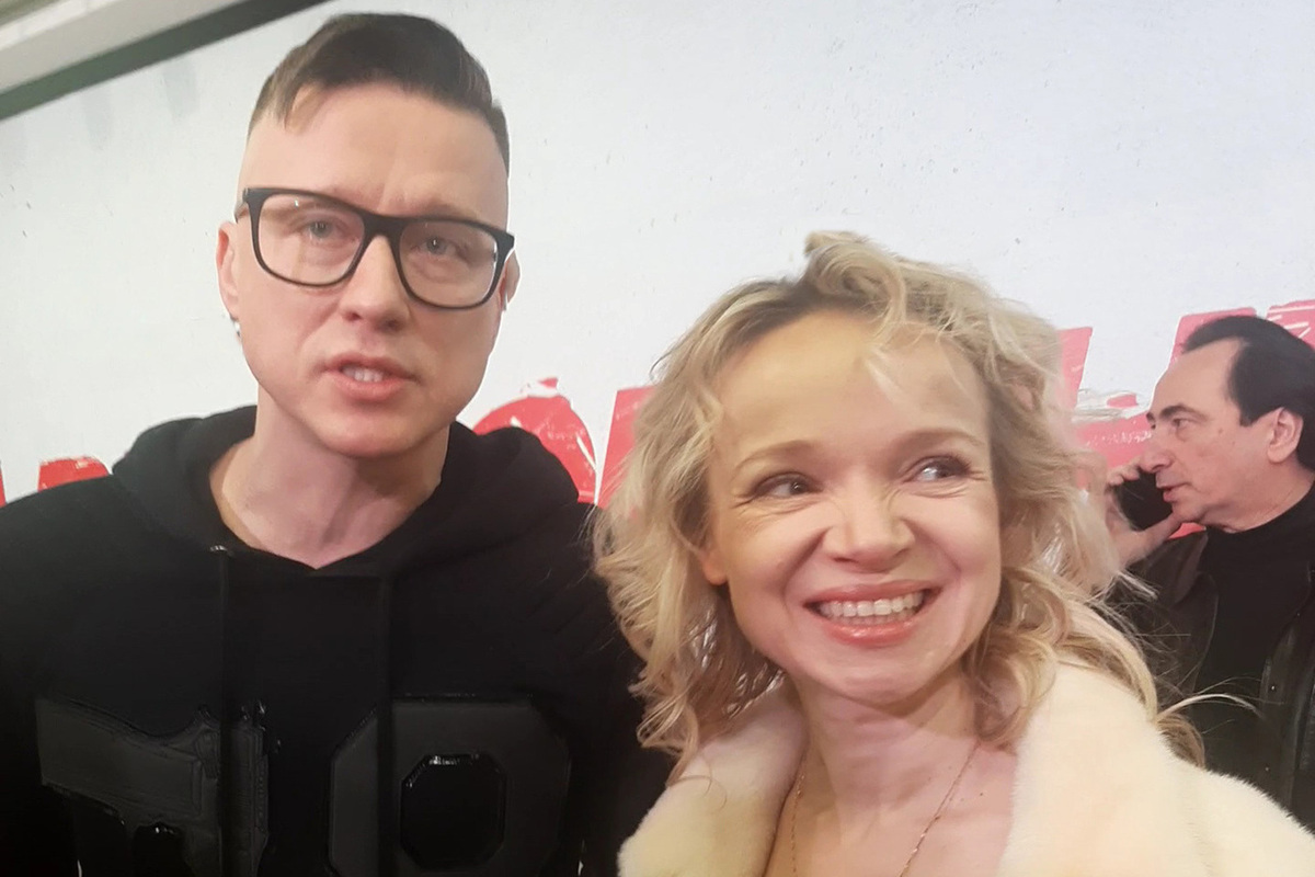 Бывшая жена Джигарханяна Виталина пришла в кино с дочерью и парнем: зовут Дмитрий