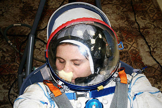 Как почесать нос в космосе, находясь в скафандре