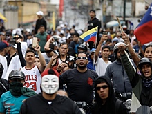 Протестующие снесли статую Уго Чавесу в Венесуэле