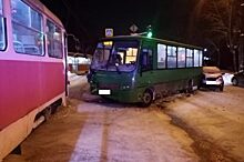 В Екатеринбурге автобус столкнулся с трамваем на Вторчермете