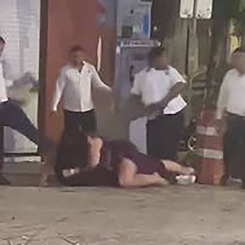 Таксисты избили туристов на курорте в Мексике и попали на видео