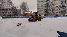 В Пензе хоккейную площадку пришлось чистить трактором