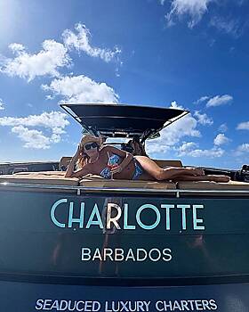 54-летняя телеведущая отдохнула в бикини на яхте