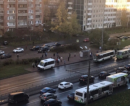 Десять человек пострадали в аварии с автобусами в Петербурге. Среди них дети