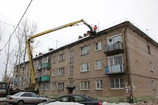 Во Фрунзенском и Красноперекопском районах очищают скатные крыши