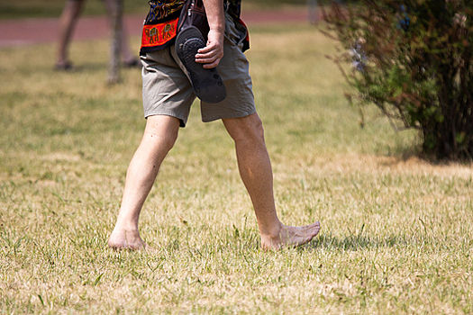 Замедляется отток крови: как летом бороться с отёчностью ног и натиранием