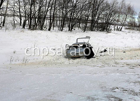 На трассе перевернулась легковушка