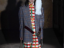 Какаду на плечеe у модели, Микки Маус вместо сумки и маски для сна: смотрим сюрреалистический показ Gucci