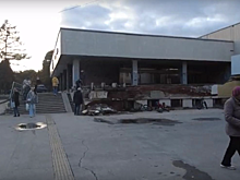 Жители поселка под Новосибирском бьют тревогу из-за опасного объекта, где дети прыгают с парапета