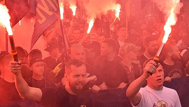 Украинские политики попустительствуют националистам, заявил Клишас