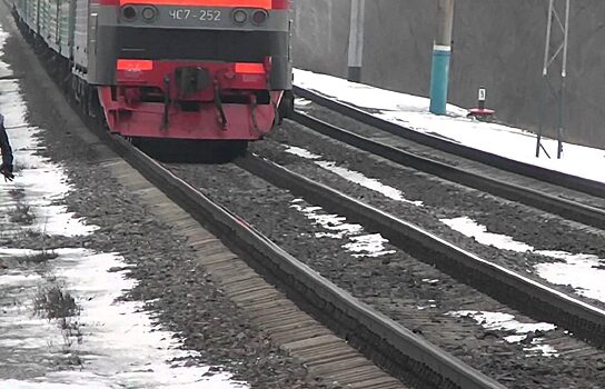 В Екатеринбурге на Предельной поезд врезался в автофургон