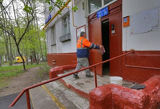 Жительница Зюзина добилась установки поручня у подъезда