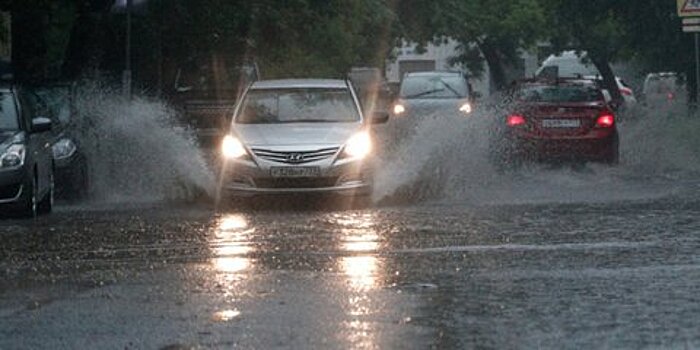 АМПП призвал автомобилистов соблюдать осторожность на дорогах из-за ливня и шквалистого ветра