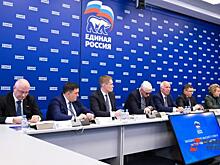 Депутаты ЕР отметили 20-летие партии, помогая россиянам
