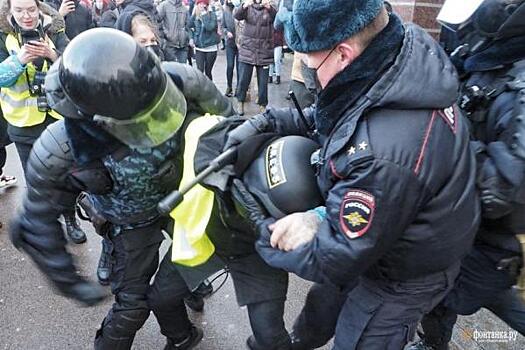 Арестованных после митинга в Петербурге отвезли отбывать наказание в соседний регион