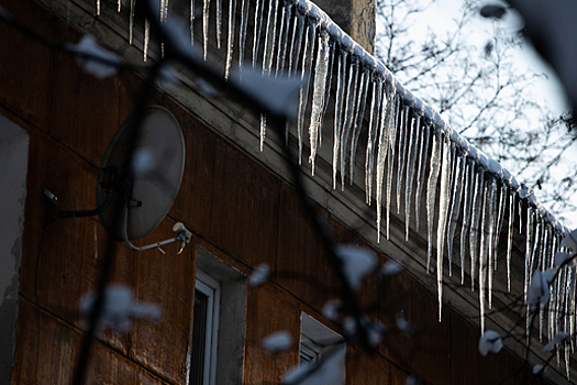 Убрать машины от зданий и быть осторожными: в Калининграде возможны сходы наледи с крыш — мэрия  