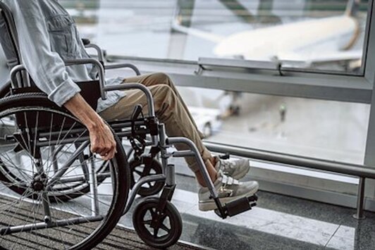 Авиакомпания заставила инвалида передвигаться без коляски и вызвала гнев в сети