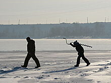 Глава МЧС предложил ломать лед у берегов водоемов ради безопасности рыбаков