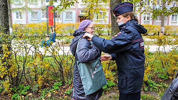 Пенсионерам из Вологды вручили сумки со светоотражающими элементами