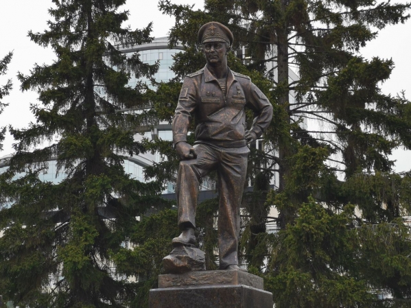 Командиру легендарной 9-й роты установили почетный памятник в центре Екатеринбурга