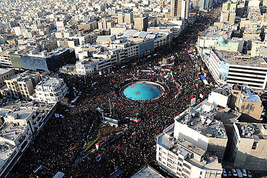 В Тегеране украсили площадь Азади к 45-й годовщине Исламской революции