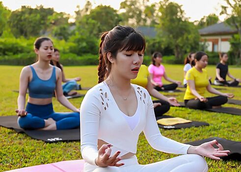 Связь с природой: занятия по йоге на свежем воздухе пройдут в День города в Центральном парке