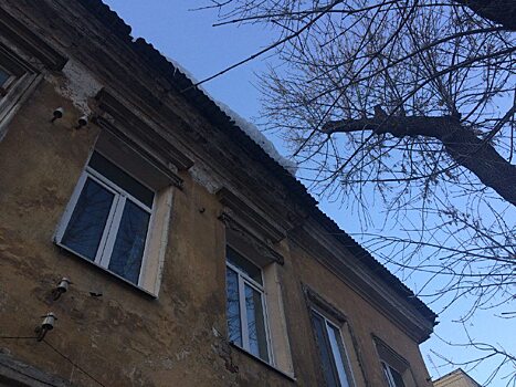 В жилом двухэтажном доме в Саратове обрушилась кровля в подъезде