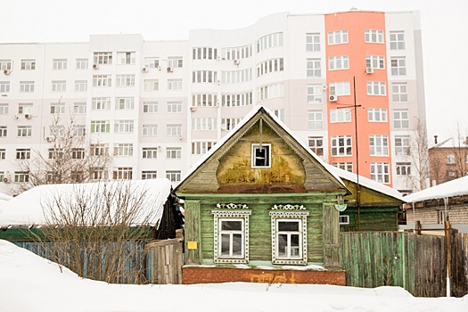 Ну и дыра: уголок деревянного хлама под надменным взглядом новостроек