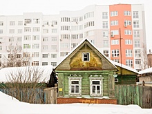 Ну и дыра: уголок деревянного хлама под надменным взглядом новостроек