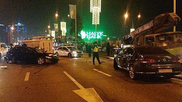 "Легковушка" на большой скорости врезалась в самопогрузчик в Алматы