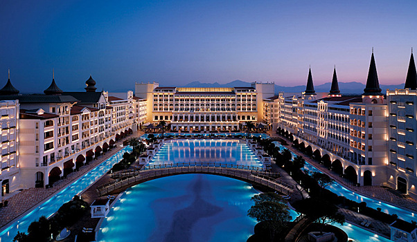 Из Mardan Palace Hotel Antalya выставляют туристов